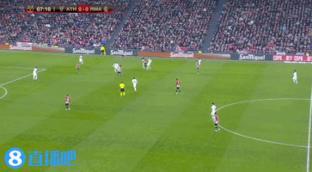 气氛真好，巴萨球迷给弗里克送上了60岁生日蛋糕